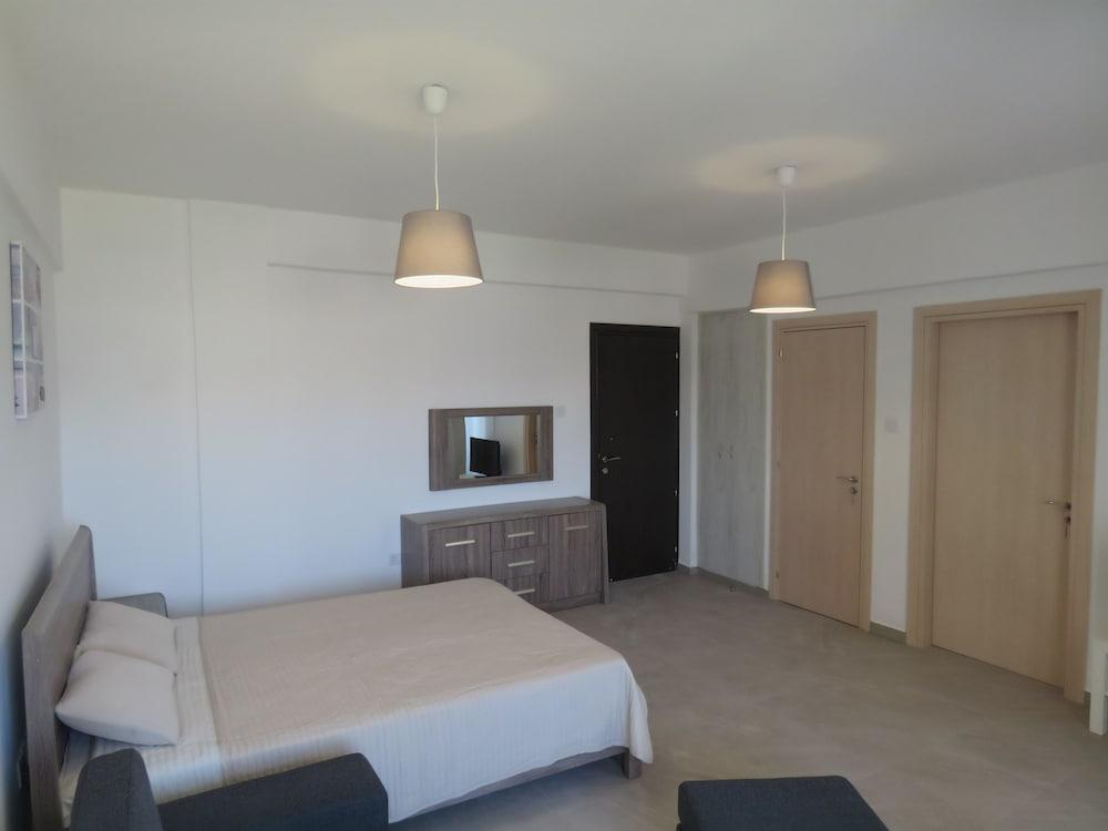 Polyxeni Hotel Apartments 레메소스 외부 사진