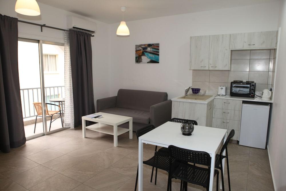 Polyxeni Hotel Apartments 레메소스 외부 사진