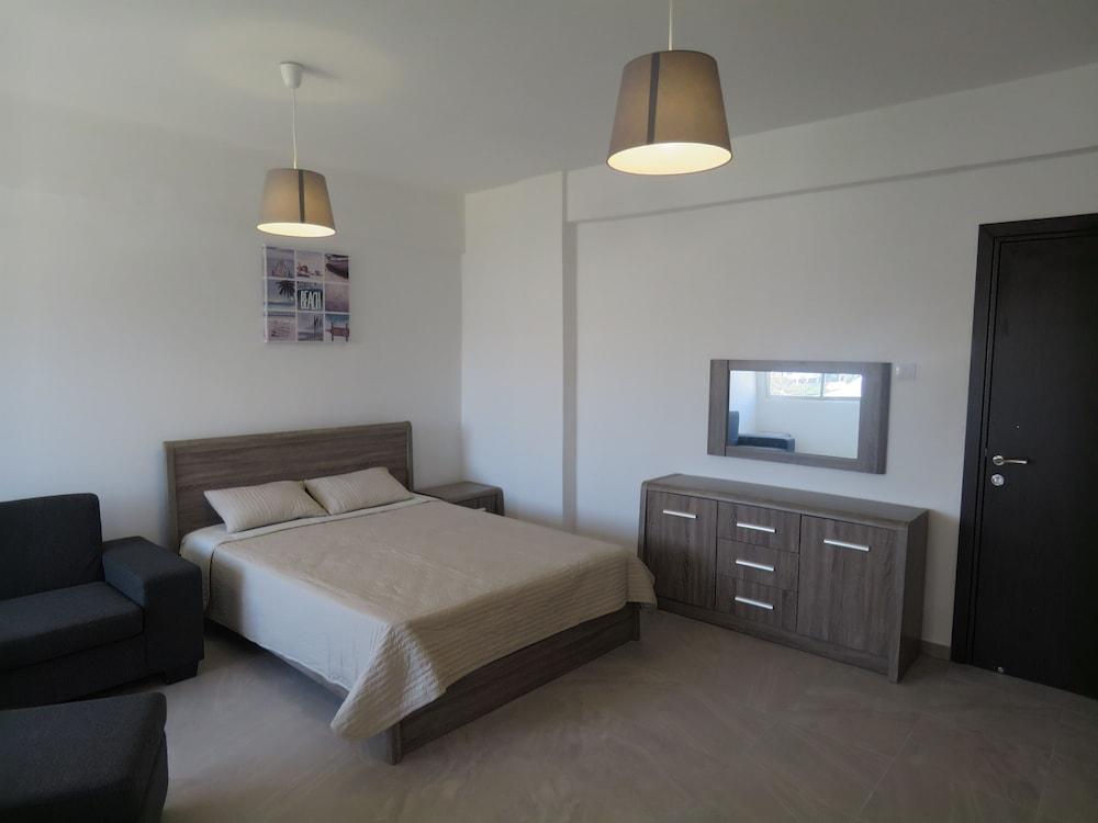 Polyxeni Hotel Apartments 레메소스 외부 사진