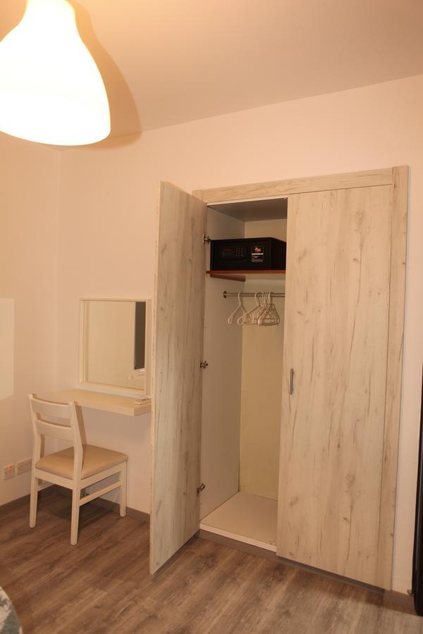 Polyxeni Hotel Apartments 레메소스 외부 사진