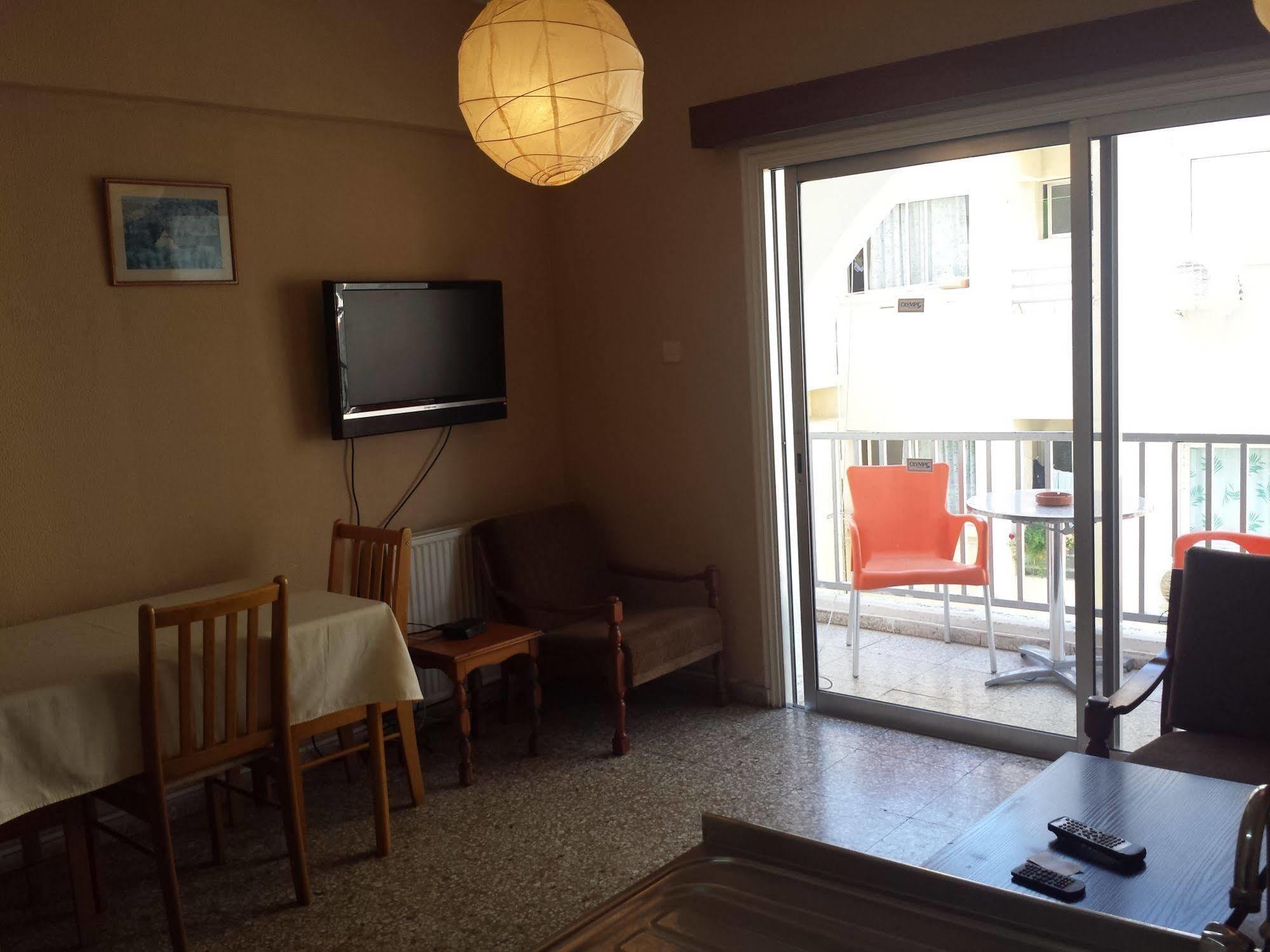 Polyxeni Hotel Apartments 레메소스 외부 사진