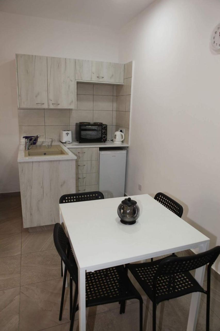 Polyxeni Hotel Apartments 레메소스 외부 사진